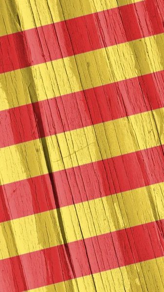 加泰罗尼亚国旗挂在干木表面 随着年龄的增长而开裂 垂直背景或带有加泰罗尼亚标志的手机壁纸 它似乎在风中摇曳 老木头上有阴影的硬太阳光 — 图库照片