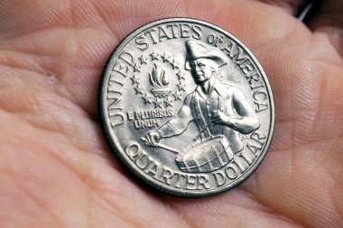 Bateristli çeyrek Amerikan Doları bir avuç içinin içinde yatıyor. Amerikan vatanseverliği ve Bağımsızlık Günü hakkında 4 Temmuz. Makro