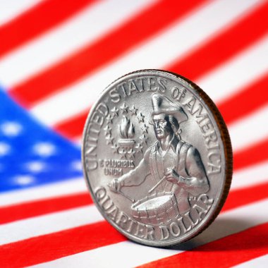 Baterist yakın plan ve Amerikan bayrağıyla çeyrek Amerikan Doları. Bulanık yerde yıldızlar ve çizgiler. Amerikan vatanseverliğinin ve Bağımsızlık Günü 'nün 4 Temmuz' un güzel kare çizimi. Makro