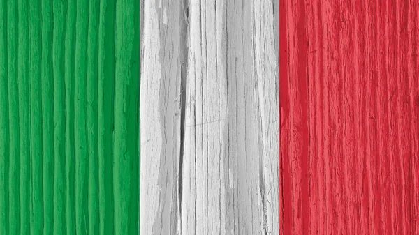 意大利国旗挂在干枯的木头表面 随着岁月的流逝而开裂 它似乎在风中摇曳 墙纸或背景 带有意大利国家符号 有阴影的硬太阳光 — 图库照片