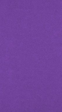 Mor renkli kağıt dokusu. Parlak yaz cep telefonu duvar kâğıdı. Derin menekşe dikey arka plan. Dokulu yüzey, lifler ve düzensizlikler görülebilir. Yukarıdan Aşağıya