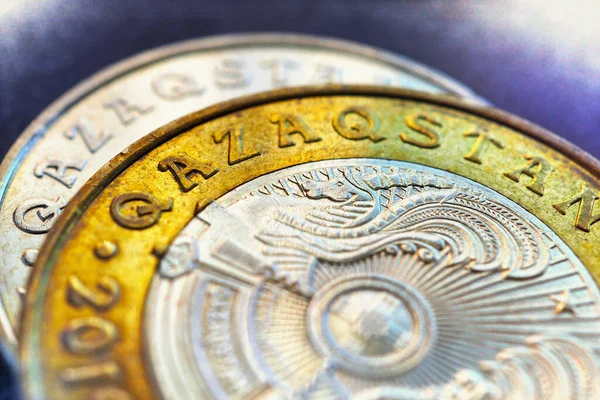Tercümesi: Kazakistan. Kazak sikkelerinde 100 ve 50 tenge içerisindeki ülkenin adı. Latin alfabesine geçiş. Kazakistan 'daki iş ve ekonomi haberleri. Kazak parası ve bozuk para. Makro