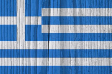Yunanistan 'ın kurumuş ahşap yüzeyindeki bayrağı yaşla çatladı. Rüzgarda savruluyor gibi görünüyor. Arkaplan, duvar kağıdı veya Yunan ulusal sembollü arka plan. Eski tahta. Gölgeli sert güneş ışığı