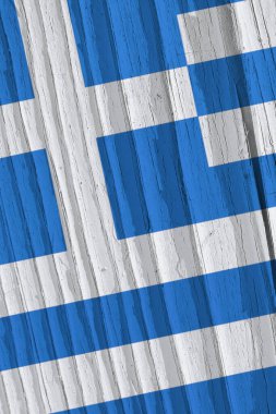 Yunanistan 'ın kurumuş ahşap yüzeyindeki bayrağı, yaşla çatlamış. Yunan ulusal sembollü dikey arkaplan ya da duvar kağıdı. Rüzgarda savruluyor gibi görünüyor. Sert güneş ışığı, yaşlı ağaçların üzerinde gölgeler.