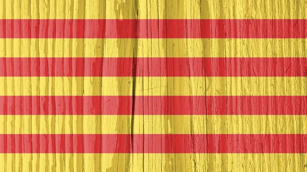 干木表面的加泰罗尼亚国旗 随着年龄的增长而开裂 它似乎在风中摇曳 墙纸或带有加泰罗尼亚标志的背景 有阴影的硬太阳光 — 图库照片