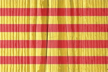 Kuru ahşap yüzeyde Katalan bayrağı, yaşla çatlamış. Rüzgarda savruluyor gibi görünüyor. Arkaplan, duvar kağıdı ya da Katalonya sembollü arkaplan. Eski tahta. Gölgeli sert güneş ışığı