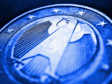 Almanya 'da çıkarılan 1 avroluk madeni para. Federal Kartal 'a karşı. Avrupa Birliği para birimi ve ekonomi haberleri için koyu mavi renkli bir illüstrasyon. Makro