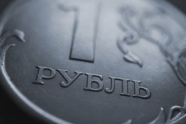 Çevirisi: Ruble. Rus sikkesinin bir rublesi. Rusya 'nın ulusal para biriminin adı. Ekonomi, para ve bankalar hakkında haberler. Gri mavi arka plan veya duvar kağıdı. Makro