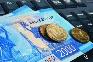 Bilgisayar klavyesinde Rus banknotları ve paraları var. Uzaktan çalışma, Rusya 'da serbest çalışma
