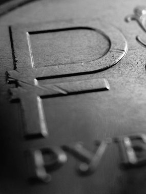 Çevirisi: Ruble. Rus 1 'in bir ruble parçası yakın plan. Rusya 'nın ulusal para biriminin sembolü. Para, ekonomi ve finans hakkında dikey çizim. Makro