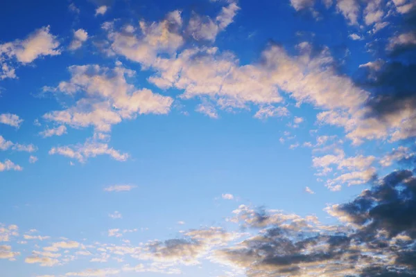 Cielo Azul Nubes Claras Oscuras Atardecer Cloudscape Copia Espacio Fondo — Foto de Stock