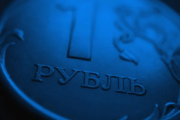 Çevirisi: Ruble. Rus sikkesinin bir rublesi. Rusya 'nın ulusal para birimi çok yakında. Para ve bankalarla ilgili haberler. Koyu mavi arka plan ya da duvar kağıdı. Makro
