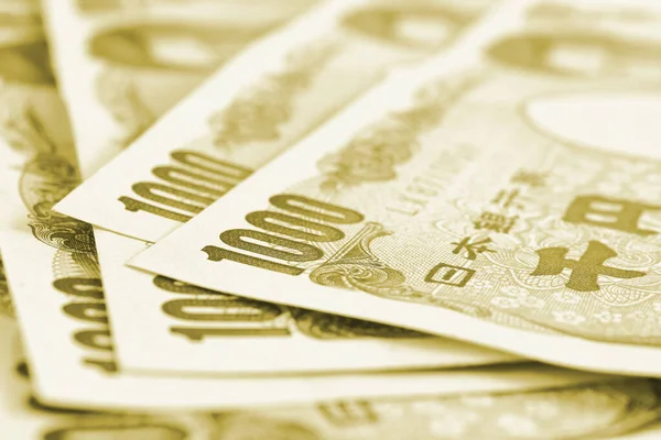 いくつかの日本の1 000円札のクローズアップ ライトグリーンまたはオリーブの着色された背景 日本経済の背景 1000に焦点を当てる マクロ — ストック写真