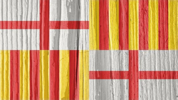 巴塞罗那市的旗子挂在干枯的木头表面 随着岁月的流逝而开裂 它似乎在风中摇曳 墙纸或带有市政标志的背景 有阴影的硬太阳光 — 图库照片