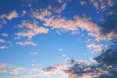 Mavi gökyüzü, gün batımında aydınlık ve kara bulutlar. Bulutlu zemin ya da duvar kağıdı. Akşam gökyüzü ile arkaplan