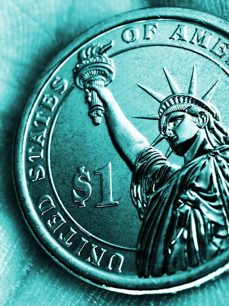Die Münze Liegt Auf Der Handfläche Türkis Getönte Vertikale Illustration — Stockfoto