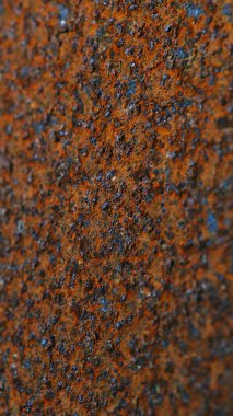 Koyu paslı demir yüzey. Dokulu dikey arkaplan. Cep telefonu duvar kağıdı. Endüstriyel üretim ve hurda metal. Amerikan paslı kemeri. Aşınmış dar arkaplan. Kapat.