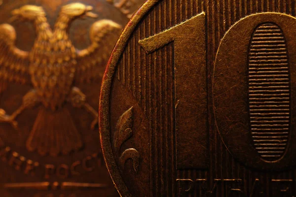 Російські Монети Рублів Обох Сторін Закриваються Темне Драматичне Тло Або — стокове фото