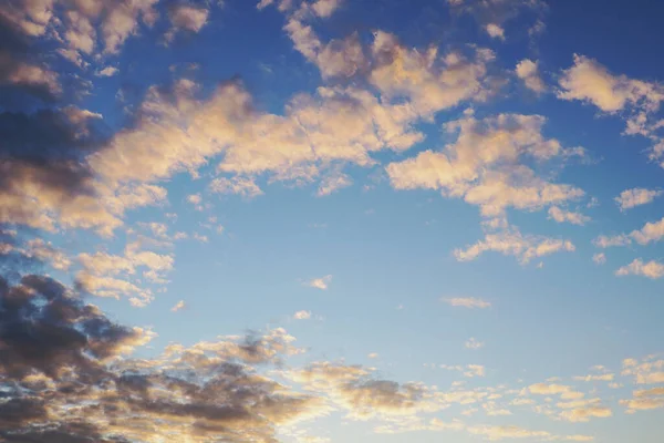 Блакитне Небо Легкі Темні Хмари Заході Сонця Хмарний Пейзажний Фон — стокове фото