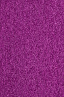 Canlı menekşe kartonun yüzeyi. Selüloz lifli kağıt dokusu. Parlak renkli, dikey arkaplan. Kağıt duvar kağıdı. Koyu pembe desenli arka plan. Baştan aşağı. Makro