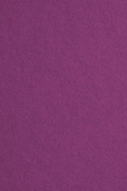 Menekşe kartonunun yüzeyi. Selüloz lifli kağıt dokusu. Parlak renkli bir arka plan. Kağıt döşemeli dikey zemin. Baştan aşağı. Makro