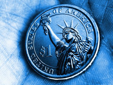 Amerikan parası avucunun içinde. Mavi renkli çizimler. Ekonomi ve finans. Yakın plan için bir dolar. Özgürlük Anıtı 'nı. Maaşlar, el emeği ve mavi yakalı işçiler. Makro