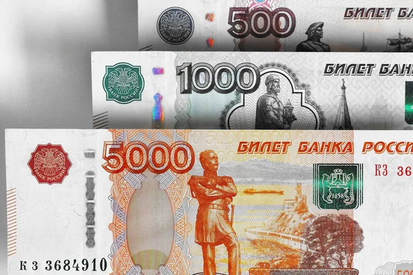 ロシアの銀行券5000 1000 500ルーブルの終わりです ロシアの経済 金融についての劇的な着色されたイラスト マクロ — ストック写真