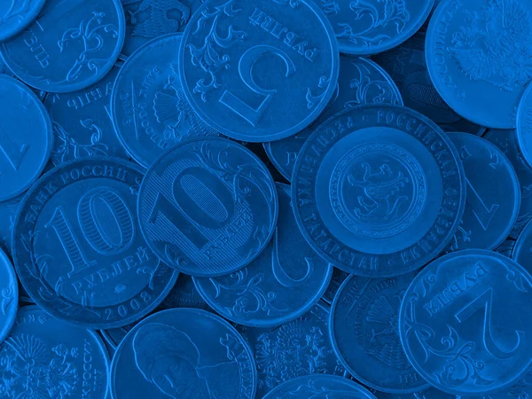 多くの異なるロシアのコインのクローズアップ表面 濃い青の着色された背景や壁紙 ロシアの経済 中央銀行をテーマにした背景 マクロ — ストック写真
