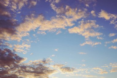 Mavi gökyüzü, gün batımında aydınlık ve kara bulutlar. Bulutlu zemin ya da arka plan. Doğal duvar kağıdı. Güneşli bir günün sonu