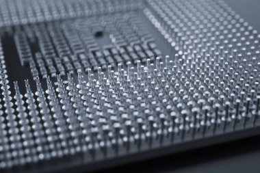 Bilgisayar işlemcisi kapat. Koyu gri renkli arkaplan ya da fon. Bilgi teknolojisi duvar kağıdı. Bir bilgisayar mikroişlemcisinin kontakt ve yarı iletkenleri. Makro