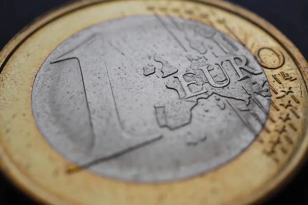 Ett Euromynt Närbild Namnet Den Valuta Euroområdet Som Står Fokus — Stockfoto
