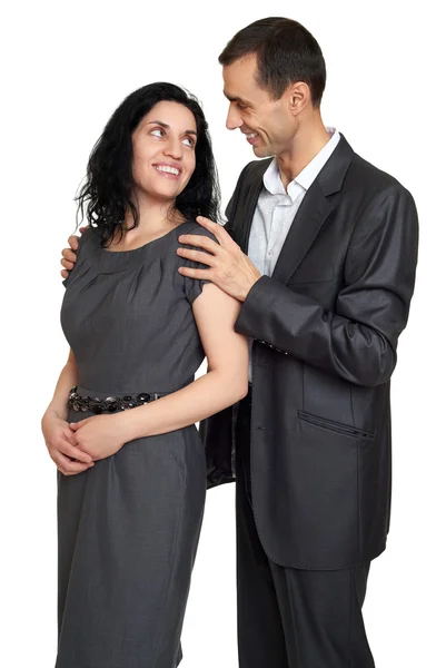 Abrazo de pareja, retrato de estudio en blanco. Vestido con traje negro . —  Fotos de Stock