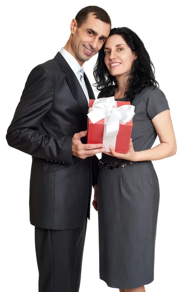 Paar mit Geschenkkarton, Studioporträt auf weiß. bekleidet mit schwarzem Anzug. — Stockfoto