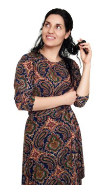 Beyaz üzerine Doğu etnik süsleme elbiseli kadın portre