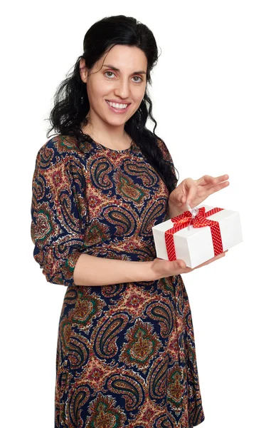 화이트에 동부 민족 장식 드레스 및 선물 상자에 여성 초상화 — 스톡 사진