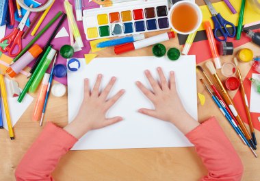 Üstten Görünüm çizim çocuk. Sanat işyeri yaratıcı aksesuarlar ile. Resim için düz yatıyordu sanat araçları.
