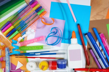 Üstten Görünüm sanat işyeri yaratıcı aksesuarlar ile. Boyama ve çizim için düz yatıyordu sanat araçları