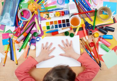 Üstten Görünüm çizim çocuk. Sanat işyeri yaratıcı aksesuarlar ile. Resim için düz yatıyordu sanat araçları.
