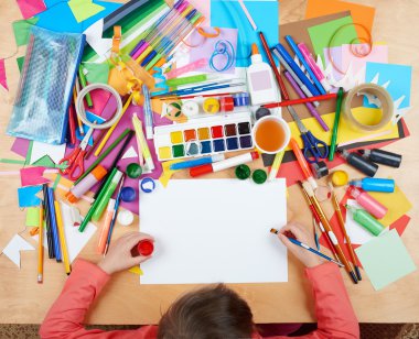 Üstten Görünüm çizim çocuk. Sanat işyeri yaratıcı aksesuarlar ile. Resim için düz yatıyordu sanat araçları.