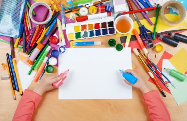 Üstten Görünüm çizim çocuk. Sanat işyeri yaratıcı aksesuarlar ile. Resim için düz yatıyordu sanat araçları.