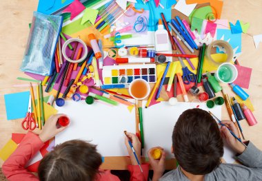 Üstten Görünüm çizim çocuk. Sanat işyeri yaratıcı aksesuarlar ile. Resim için düz yatıyordu sanat araçları.