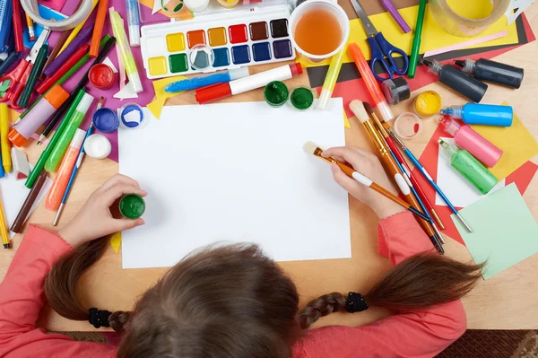 Üstten Görünüm çizim çocuk. Sanat işyeri yaratıcı aksesuarlar ile. Resim için düz yatıyordu sanat araçları.