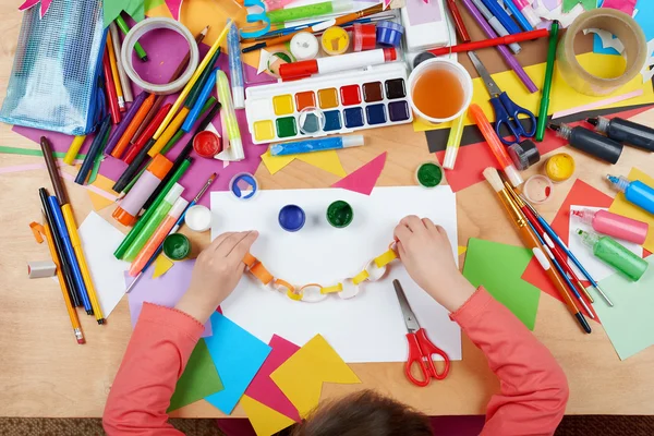 Enfant coupé applique vue du dessus. Poste de travail avec accessoires créatifs. Outils d'art plat pour la peinture . — Photo