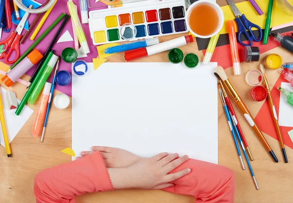 Дитячий малюнок зверху. Мистецьке робоче місце з креативними аксесуарами. Плоский простий художній інструмент для малювання . — стокове фото