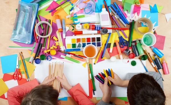 Criança desenhando vista superior. Trabalho de arte com acessórios criativos. Plana leigos ferramentas de arte para pintura . — Fotografia de Stock