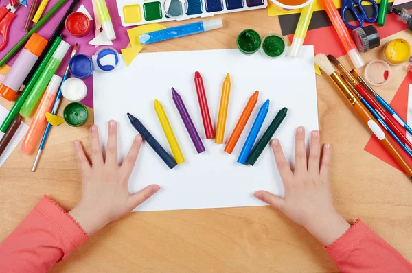 Kind zeichnet Draufsicht. Kunstwerk-Arbeitsplatz mit kreativen Accessoires. flache Laien-Kunstwerkzeuge zum Malen. — Stockfoto