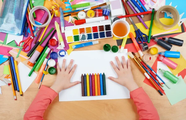 Dessin d'enfant vue du dessus. Poste de travail avec accessoires créatifs. Outils d'art plat pour la peinture . — Photo