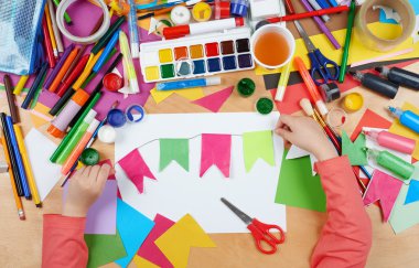 Çocuk aplike yukarıdan kesti. Sanat işyeri yaratıcı aksesuarlar ile. Resim için düz yatıyordu sanat araçları.