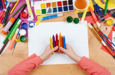 Üstten Görünüm çizim çocuk. Sanat işyeri yaratıcı aksesuarlar ile. Resim için düz yatıyordu sanat araçları.