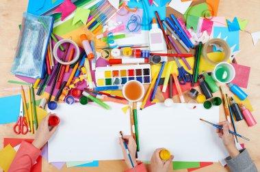 Üstten Görünüm çizim çocuk. Sanat işyeri yaratıcı aksesuarlar ile. Resim için düz yatıyordu sanat araçları.